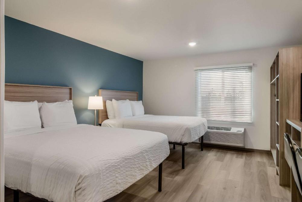 Queen Room with Two Queen Beds and Tub - Accessible/Non-Smoking interior